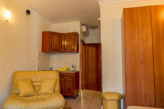 Two houses with restaurant on the front line — photo 41