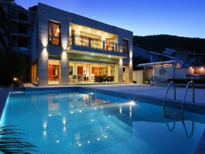 A villa with swimming pool in Budva