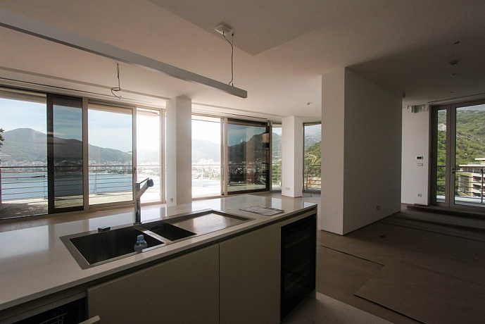 Spacious apartment in a complex with sea views 