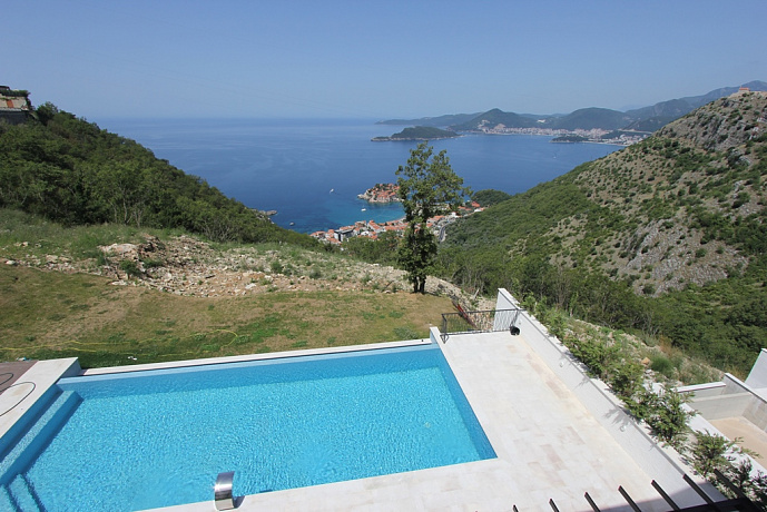 Three bedroom apartment with panoramic views of Sveti Stefan