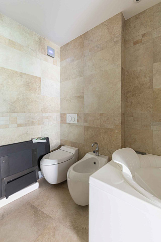 Luxurious One-Bedroom Apartment with Designer Interior — photo 7
