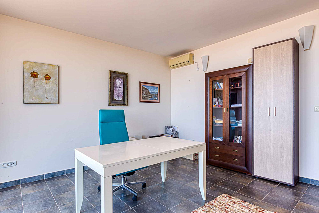 Sea view villa in Becici — photo 43