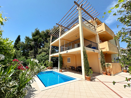 Mini-hotel with pool and spa near Lustica Bay