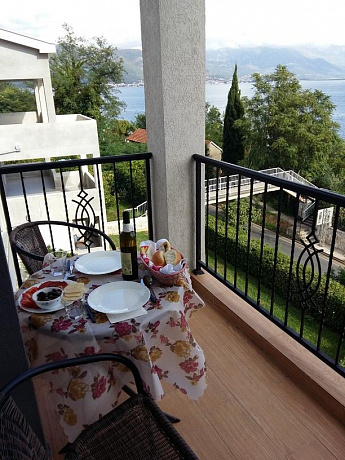 For sale studio apartment in Bijela with a sea view