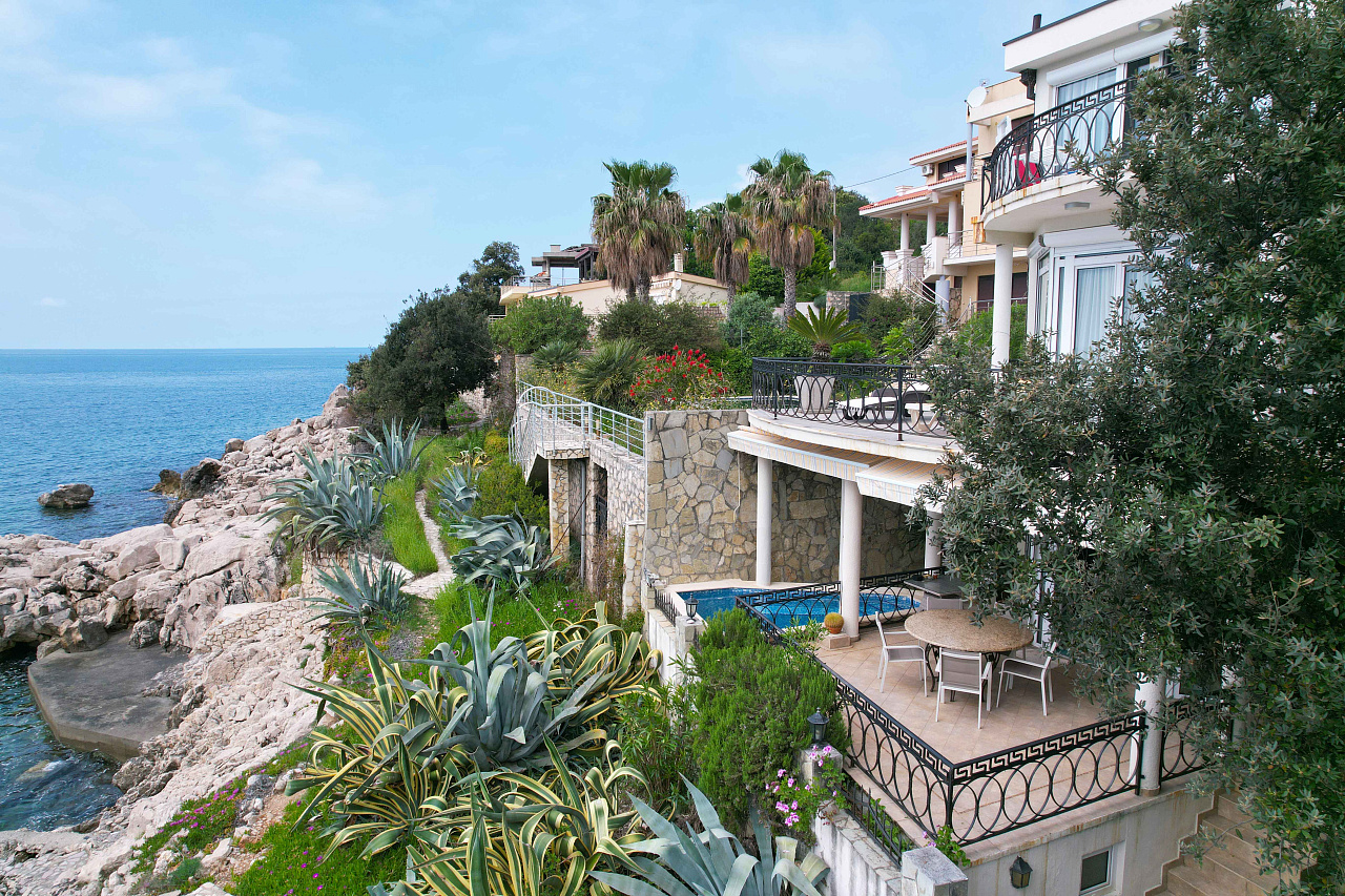 A luxurious villa with swimming pool in Utjeha