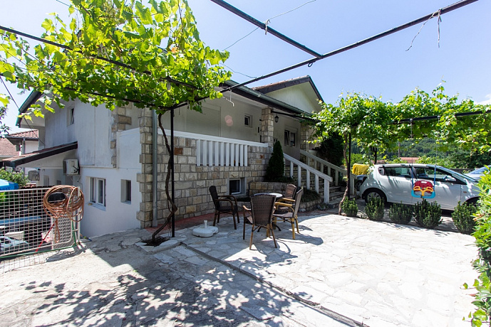 Two-storey house with 6 bedrooms in Herceg Novi, Zelenika