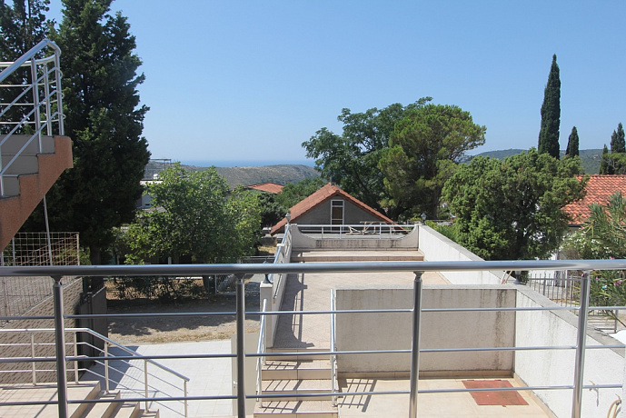 A three-story house with a panoramic view in Sutomore