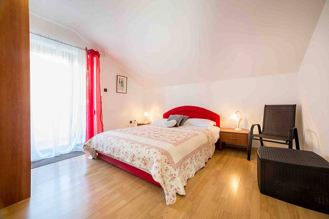 Apartment with three bedrooms and sea views in Budva — photo 7