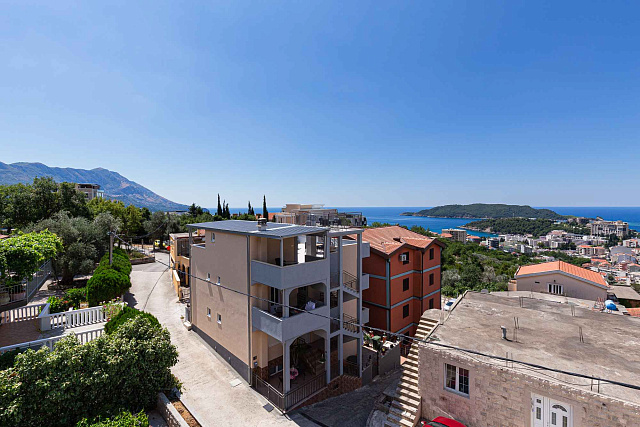 Sea view villa in Becici — photo 37