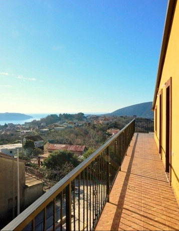 Spacious apartment with sea view in Herceg Novi