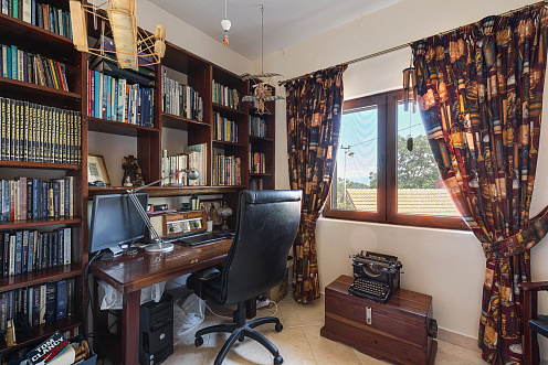 Exclusive Modern House with Authentic Character, Wine Cellar and Panoramic Views