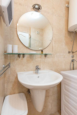 Spacious duplex apartment with sea view in Sveti Stefan — photo 16