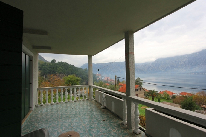 House witn sea view in Kotor
