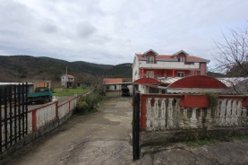 House with commercial property in Radanovici