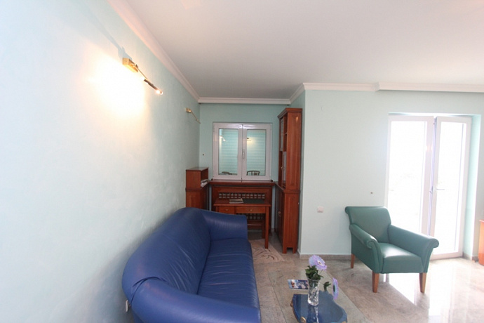An airy apartment in Sveti Stefan