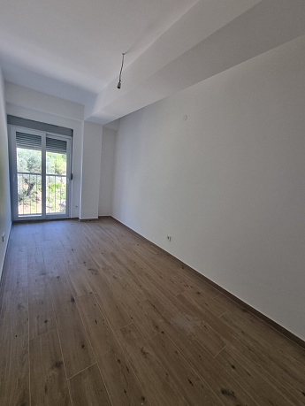 Five-room apartment in Petrovac with a beautiful view of the sea