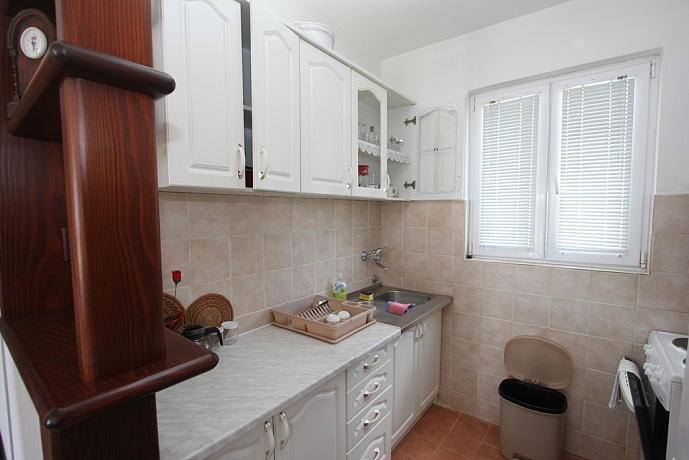 A sea and mountine view apartment in Petrovac