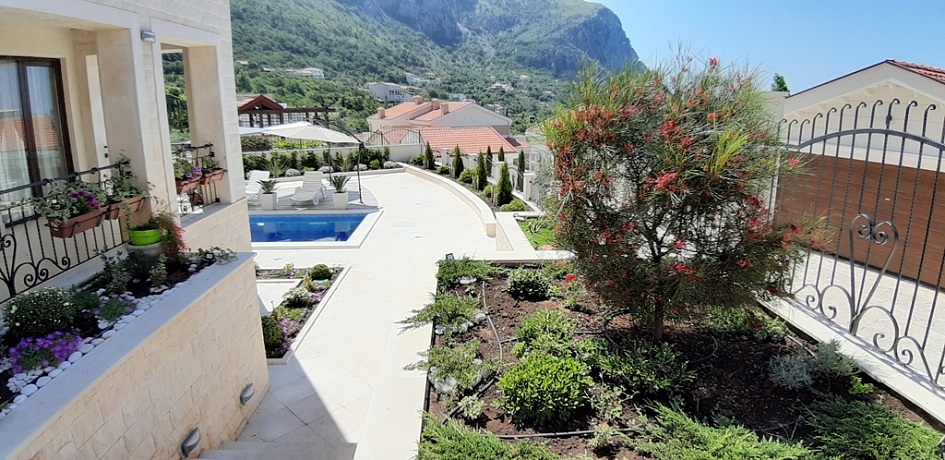 Villa with pool in Blizikuce
