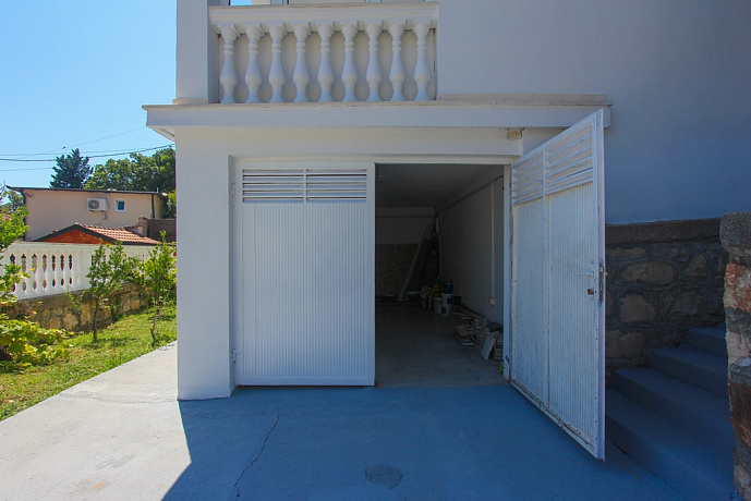 Villa with a pool and picturesque sea view