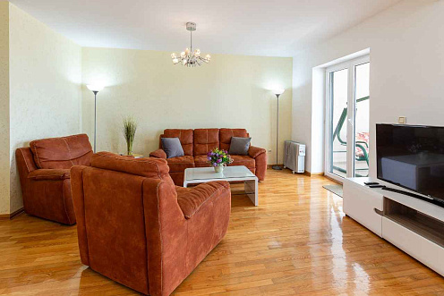 Spacious duplex apartment with sea view in Sveti Stefan — photo 3