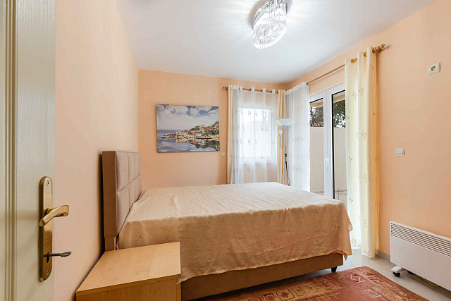 Cozy 53 m² Seaside Apartment in Becici with Private Yard — photo 4