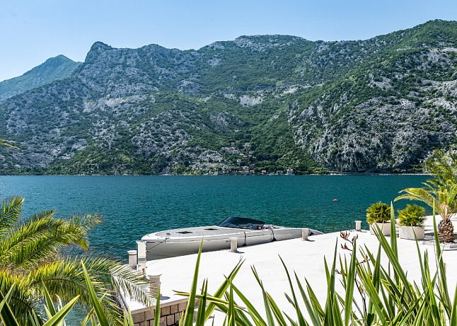 Luxury Villa in Risan with pool on first line