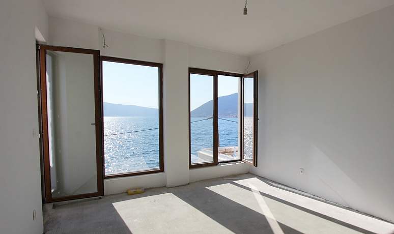 Luxury apartments on the first line of the sea in Opatovo