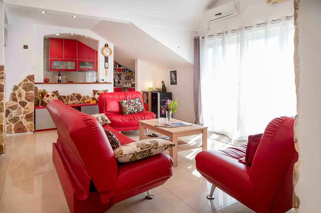 Apartment with three bedrooms and sea views in Budva — photo 4