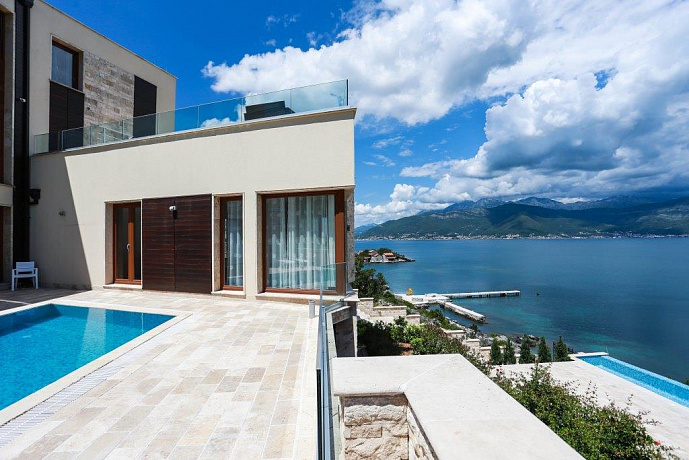 Modern villa located on the first line of Radovici