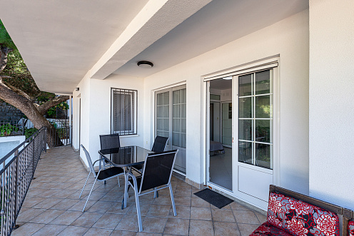 Apartment for sale overlooking the island of Sveti Stefan