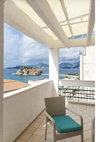 Spacious duplex apartment with sea view in Sveti Stefan — photo 11