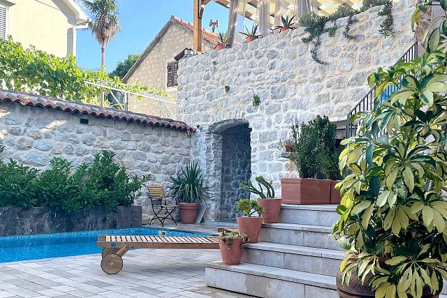 Mini hotel with swimming pool near Kotor — photo 10
