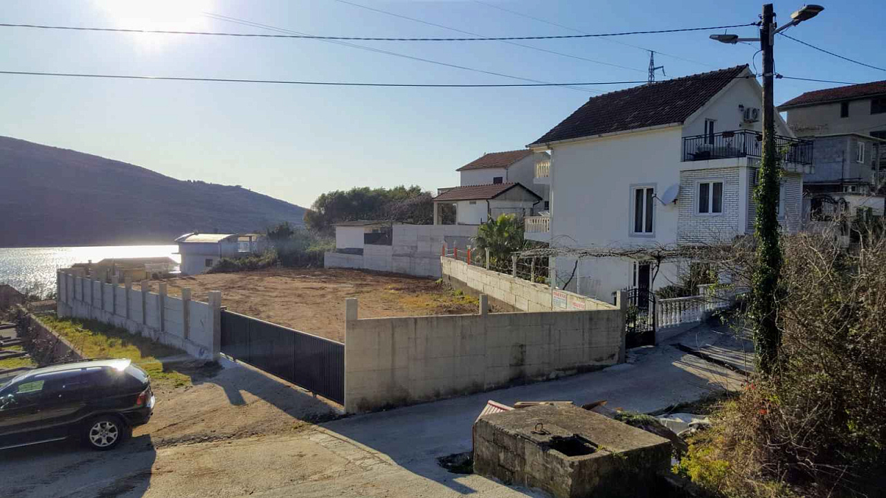 Land with sea view in Kumbor