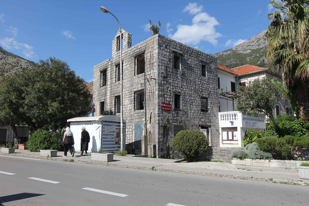 Ruin house in Risan at seafront