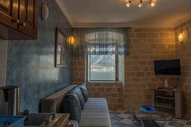 Two houses with restaurant on the front line — photo 34