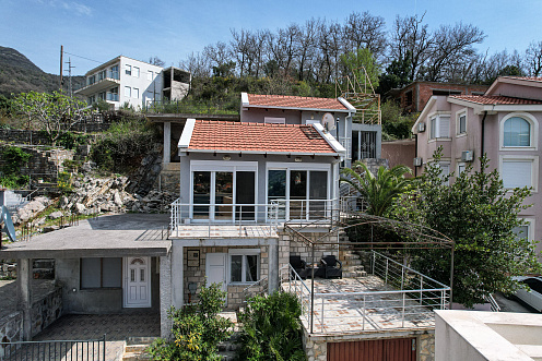 Villa with panoramic sea views in Tivat
