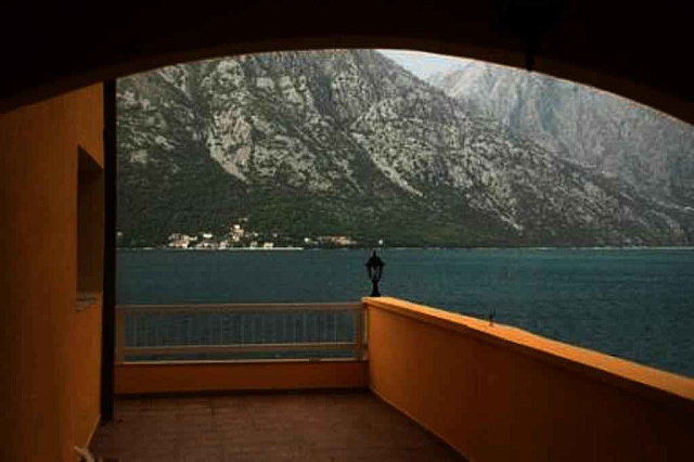 Hotel on the front line in Stoliv — photo 11