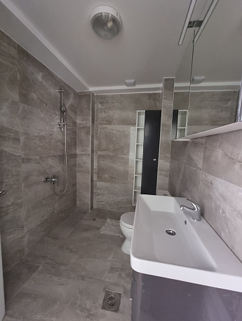 Five-room apartment in Petrovac with a beautiful view of the sea
