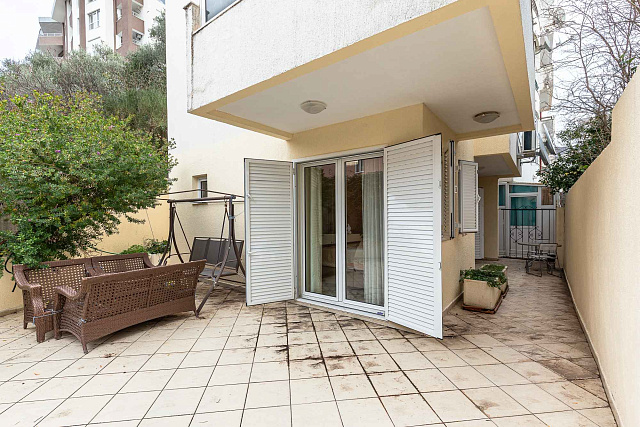 Cozy 53 m² Seaside Apartment in Becici with Private Yard — photo 10