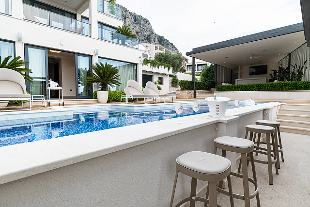 Exclusive Villa in Blizikuće, near Sveti Stefan — photo 32