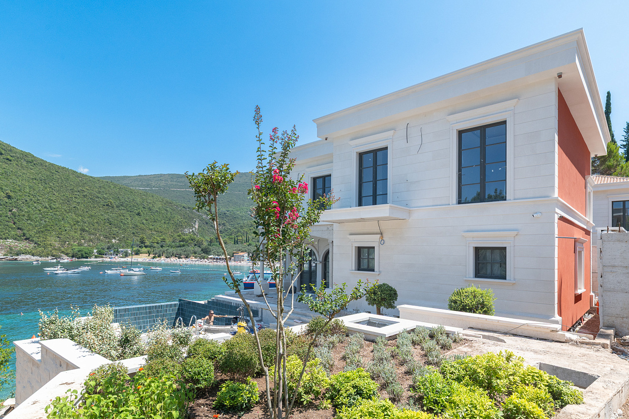 Luxury Seafront Villa – Lustica 