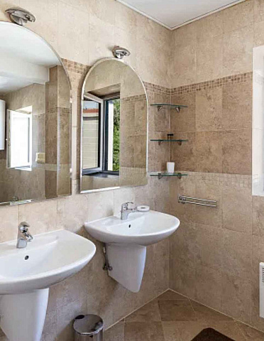 Spacious duplex apartment with sea view in Sveti Stefan — photo 25