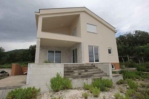 Three-storey house in Mojdez