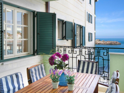 Bright and cozy apartments with sea views in Sveti Stefan