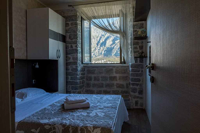 Two houses with restaurant on the front line — photo 45