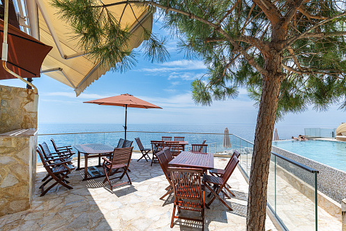 Luxury apartment in Dobra Voda, Bar – frontline to the sea, private beach and two swimming pools