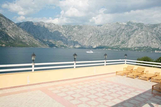 Hotel on the front line in Stoliv — photo 14