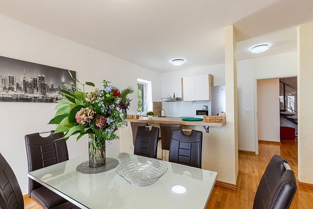 Spacious duplex apartment with sea view in Sveti Stefan — photo 4