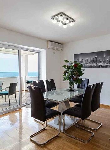 Spacious duplex apartment with sea view in Sveti Stefan — photo 5