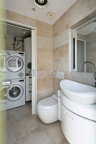 Luxurious One-Bedroom Apartment with Designer Interior — photo 18